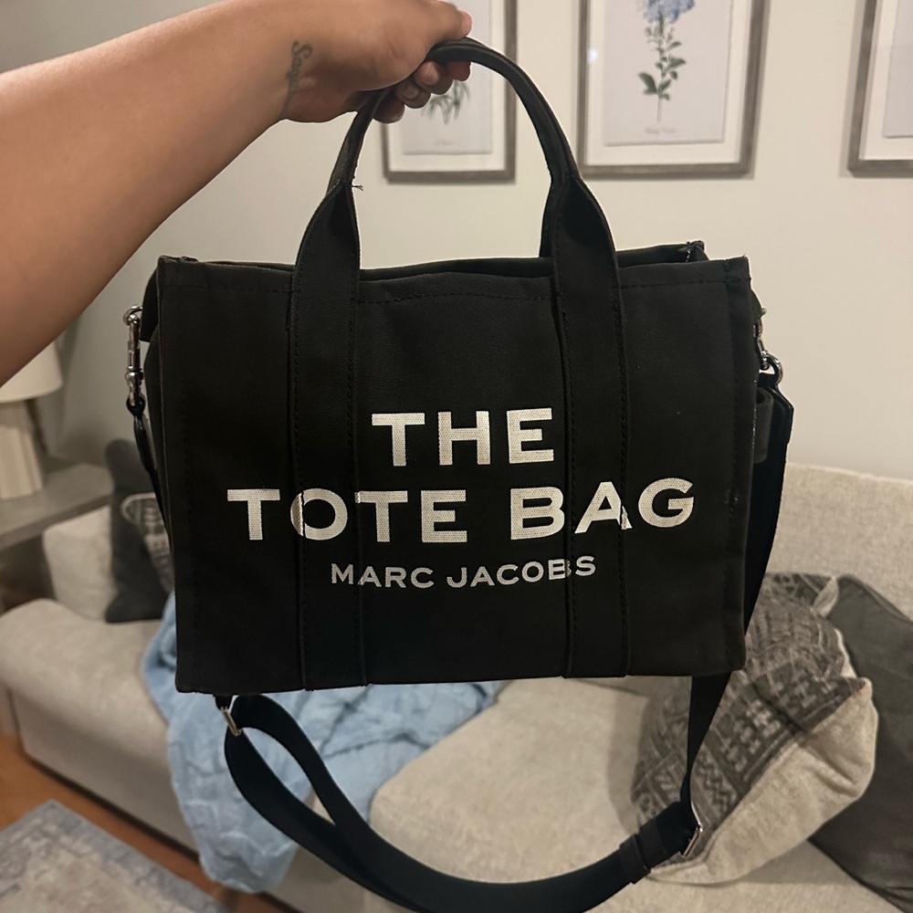 THE CANVAS
MEDIUM TOTE BAG